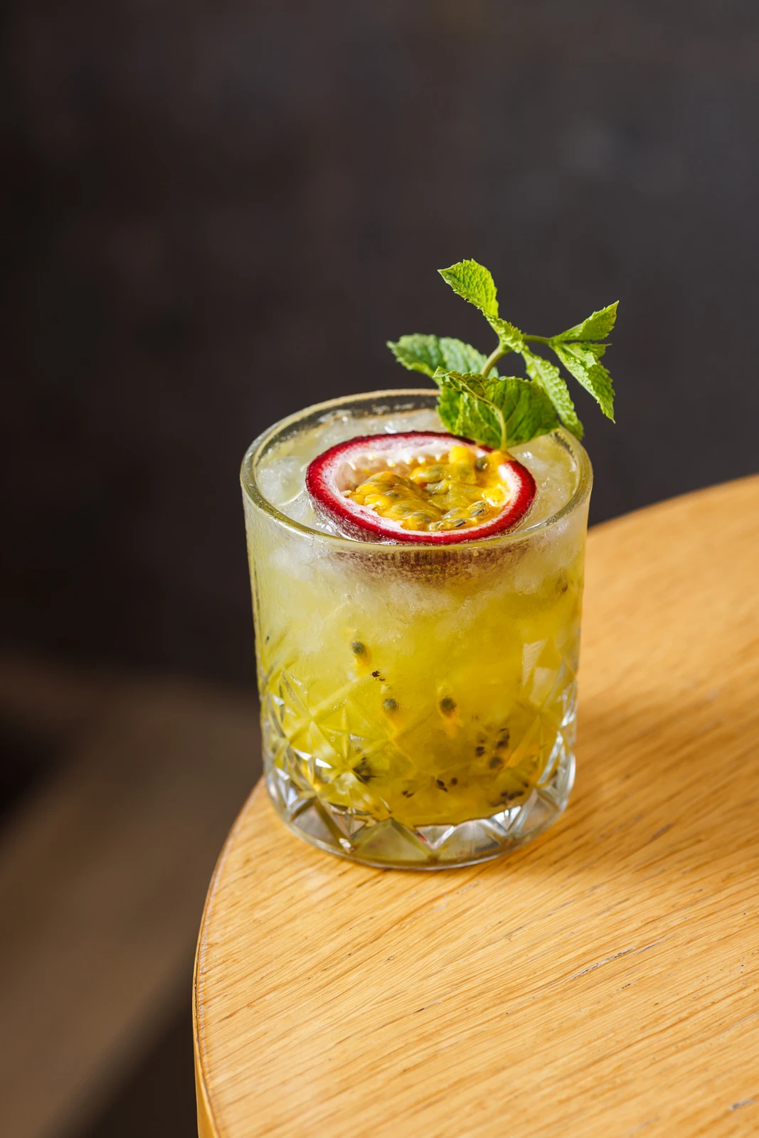 Cocktail con frutto della passione, passion fruit e menta per aperitivo da Farini Milano e Venezia