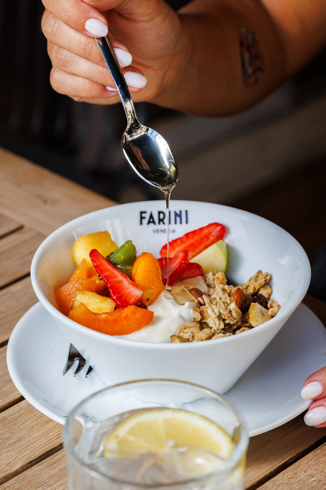 ciotola con cereali e frutta fresca di Farini Venezia e Milano