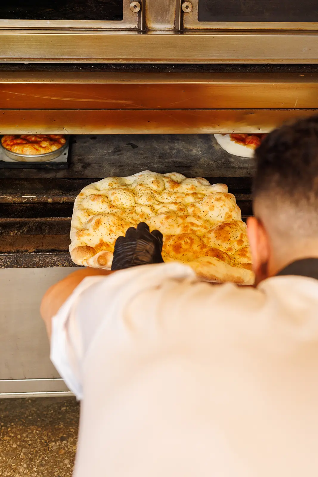 Infornare focaccia con olio e rosmarino da Farini Milano e Venezia